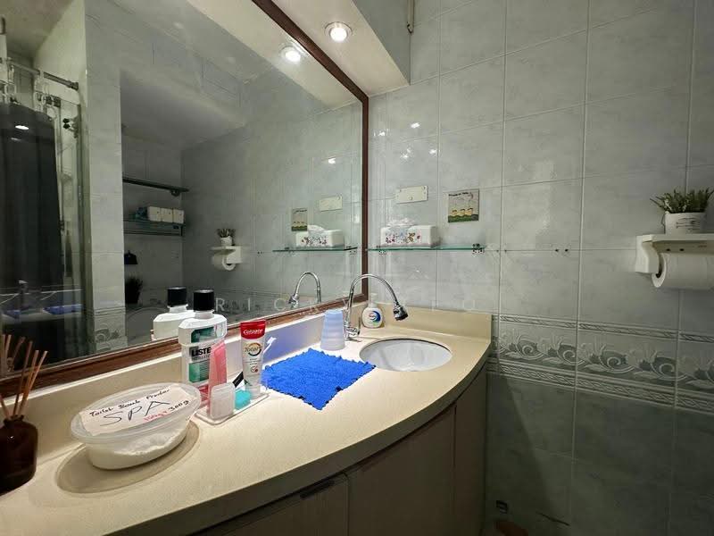 1 Queen's Road, 1 Queen's Road, Tanglin / Holland / Bukit Timah, 4 Bedrooms, 1,324 sqft, HDB Flat For Rent, by Ricky Teo, 25103319 - Bathroom - PropertyGuru.com.sg