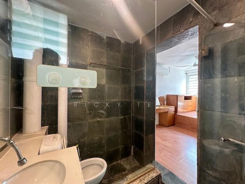 1 Queen's Road, 1 Queen's Road, Tanglin / Holland / Bukit Timah, 4 Bedrooms, 1,324 sqft, HDB Flat For Rent, by Ricky Teo, 25103319 - Bathroom - PropertyGuru.com.sg