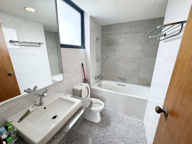 Blue Horizon, 29 West Coast Crescent, 2 Bedrooms, 936 sqft, Condominium For Rent, by Jason Ang, 25111944 - Master bathroom - PropertyGuru.com.sg