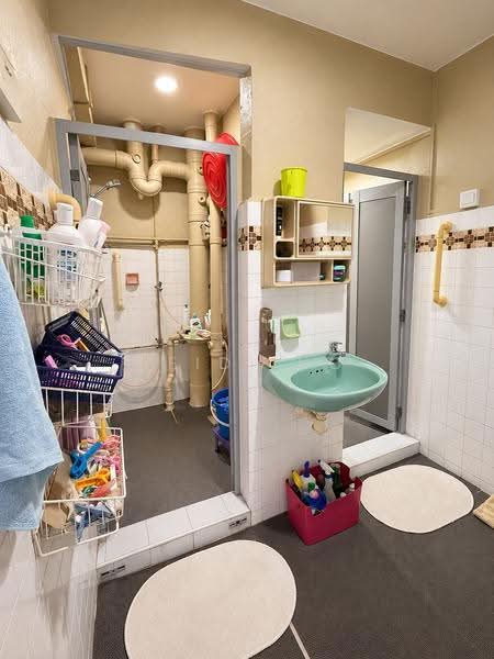 106 Henderson Crescent, 106 Henderson Crescent, Alexandra / Commonwealth, Room Rental, 100 sqft, HDB Flat For Rent, by Heidi Ho, 25115401 - Bathroom - PropertyGuru.com.sg