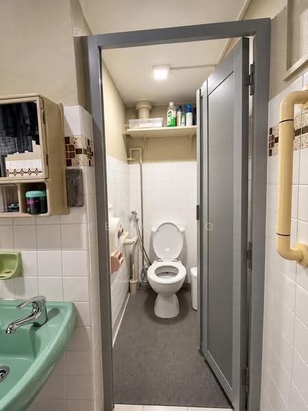 106 Henderson Crescent, 106 Henderson Crescent, Alexandra / Commonwealth, Room Rental, 100 sqft, HDB Flat For Rent, by Heidi Ho, 25115401 - Bathroom - PropertyGuru.com.sg
