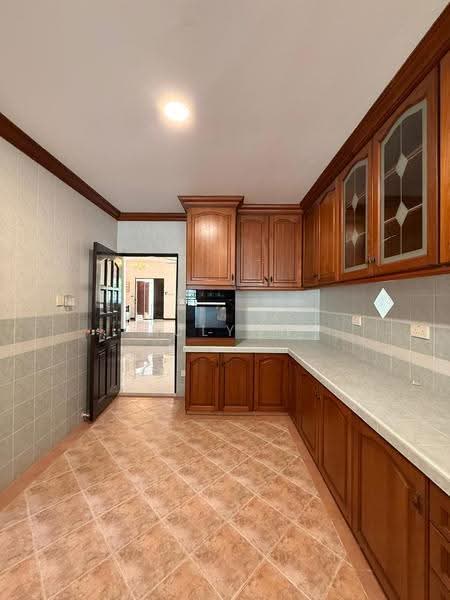 Loyang Terrace, Loyang Terrace, Changi Airport / Changi Village, 4 Bedrooms, 3,500 sqft, Semi-Detached House For Rent, by Julynn Ong, 25115782 - Kitchen - PropertyGuru.com.sg
