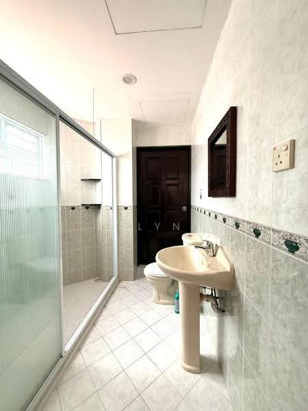 Loyang Terrace, Loyang Terrace, Changi Airport / Changi Village, 4 Bedrooms, 3,500 sqft, Semi-Detached House For Rent, by Julynn Ong, 25115782 - Jack & Jill Bathroom - Level 2 - PropertyGuru.com.sg