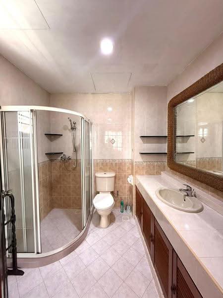 Loyang Terrace, Loyang Terrace, Changi Airport / Changi Village, 4 Bedrooms, 3,500 sqft, Semi-Detached House For Rent, by Julynn Ong, 25115782 - Master Bathroom - Level 2 - PropertyGuru.com.sg