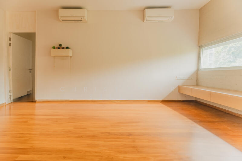 Ground Floor Powder Room (Master Room Entrance)
