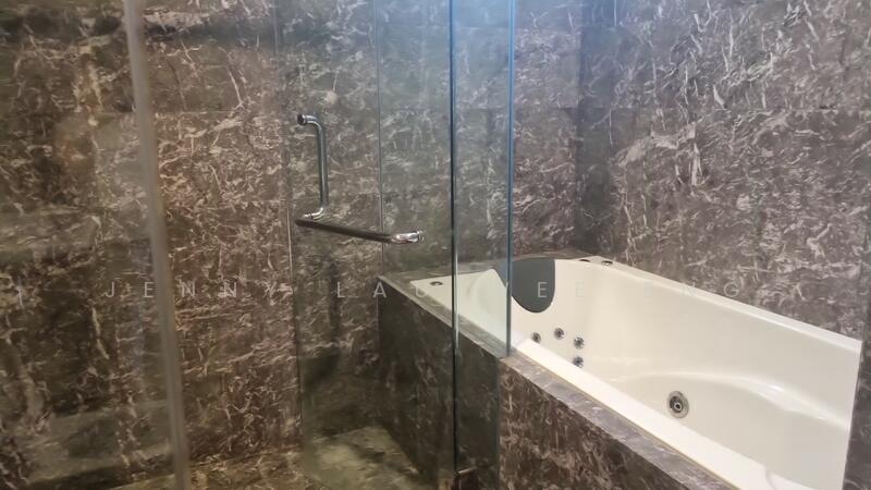Master bath jacuzzi 