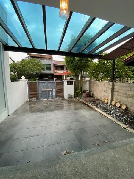 Watten Drive, Tanglin / Holland / Bukit Timah, 4 Bedrooms, 3,500 sqft, Terraced House For Rent, by Theresa Lee, 25141343 - Front Porch - PropertyGuru.com.sg
