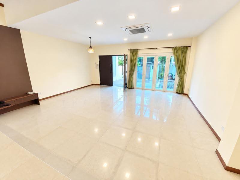 Watten Drive, Tanglin / Holland / Bukit Timah, 4 Bedrooms, 3,500 sqft, Terraced House For Rent, by Theresa Lee, 25141343 - Living Room - PropertyGuru.com.sg