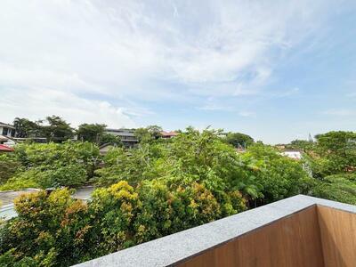 For Sale - Brand New Bungalow. 1km Nanyang Primary School. 地十 邮 区，独立洋 房 打折出 售. James Ng 83839800