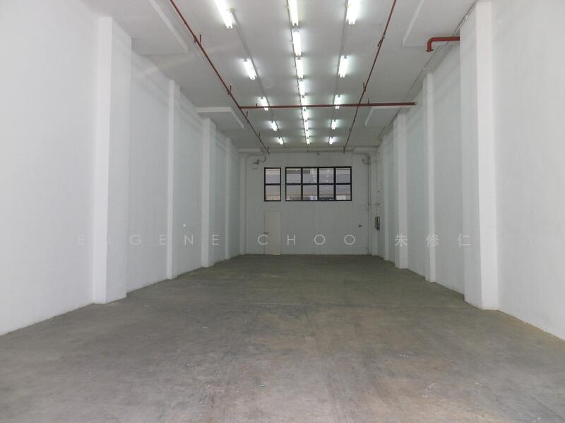 GROUND FLOOR. 5.4m ceiling height, Shun Li Industrial Complex 705 Sims Drive, 1,658 sqft, Light Industrial (B1) For Rent, by Eugene Choo 朱修仁, 25148929 - CommercialGuru.com.sg