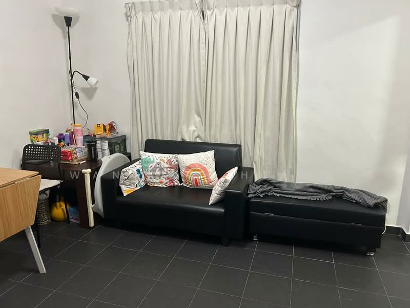Novena Hill, 49 Jalan Novena, 1 Bedroom, 340 sqft, Apartment For Rent, by Wang Wee Huang, 25151084 - Living area wz extendable dining table, coffee table, 2-seater sofa n foot stool (wz storage) - PropertyGuru.com.sg