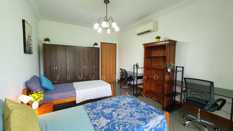 Westcove Condo, 12 West Coast Crescent, 3 Bedrooms, 1,098 sqft, Condominium For Rent, by Edmund Thor, 25158922 - Bedroom 3 with 2 study tables and bookshelves - PropertyGuru.com.sg