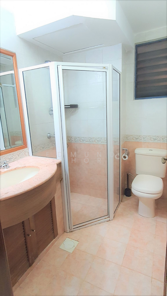 Westcove Condo, 12 West Coast Crescent, 3 Bedrooms, 1,098 sqft, Condominium For Rent, by Edmund Thor, 25158922 - Common bathroom - PropertyGuru.com.sg