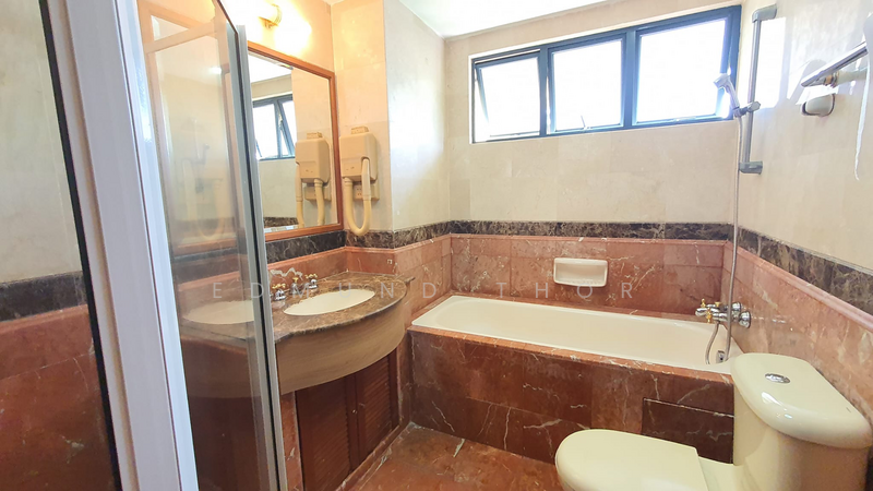Westcove Condo, 12 West Coast Crescent, 3 Bedrooms, 1,098 sqft, Condominium For Rent, by Edmund Thor, 25158922 - Master Bathroom with bathtub - PropertyGuru.com.sg