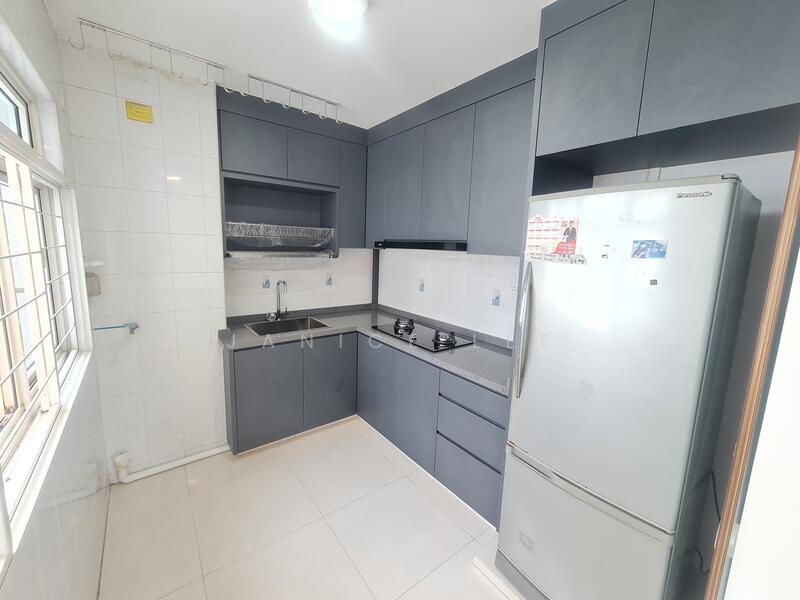 Newly Renovated kitchen with brand new hood and hob