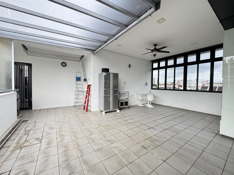 Sheltered Spacious Roof Terrace