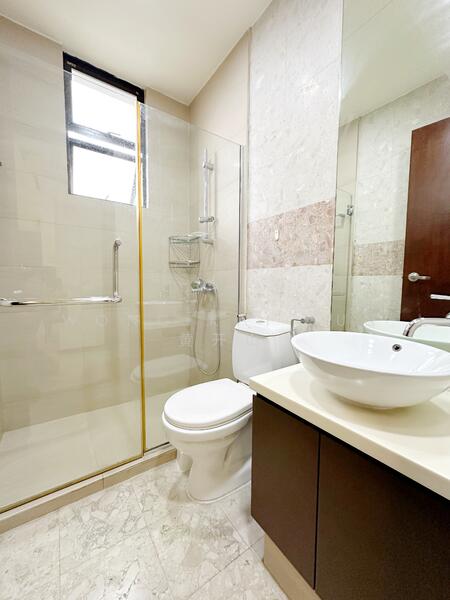 28 Shelford, 28 Shelford Road, 2 Bedrooms, 818 sqft, Condominium For Rent, by Wong Kai Sun 黄开山, 25172302 - Common Bathroom - PropertyGuru.com.sg