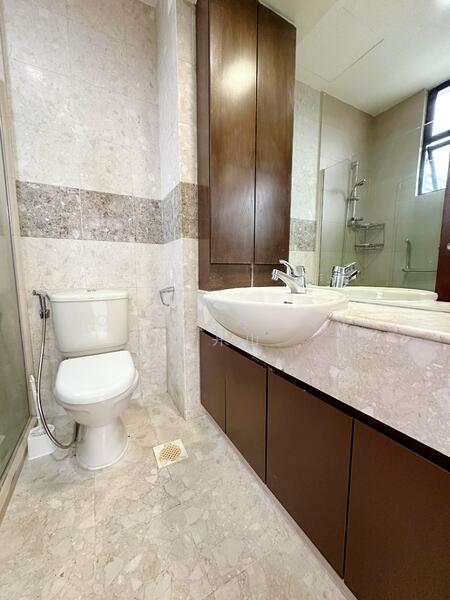 28 Shelford, 28 Shelford Road, 2 Bedrooms, 818 sqft, Condominium For Rent, by Wong Kai Sun 黄开山, 25172302 - Master Bathroom - PropertyGuru.com.sg