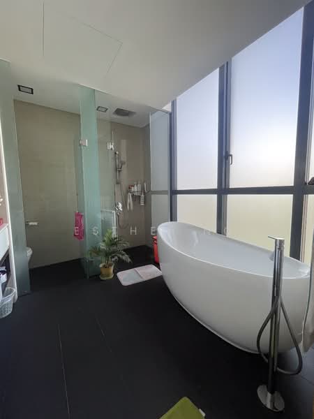 Sembawang Park, , 7 Bedrooms, 4,467 sqft, Terraced House For Sale, by Esther Ng, 25178124 - Spacious Master Bath with Tub - PropertyGuru.com.sg