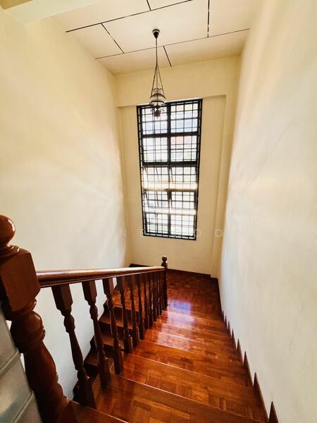 This high ceiling can offer a super grand look. Come create the look you desire!