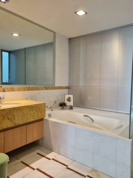 The Light @ Cairnhill, 50 Cairnhill Road, 3 Bedrooms, 1,689 sqft, Condominium For Rent, by Lily Lim, 25185992 - Master attached bathroom - PropertyGuru.com.sg