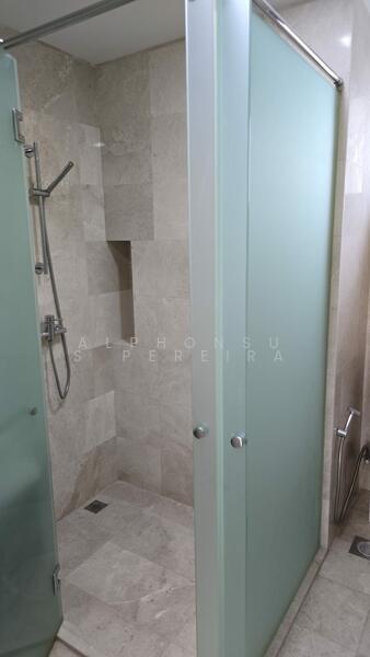 Vista Residences, 26 Jalan Datoh, 4 Bedrooms, 1,410 sqft, Condominium For Rent, by Alphonsus Pereira, 25186702 - Common bath - PropertyGuru.com.sg