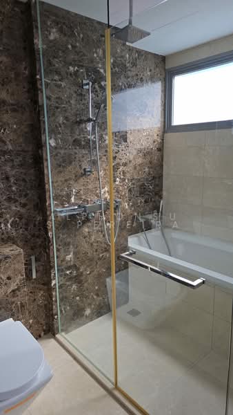 Vista Residences, 26 Jalan Datoh, 4 Bedrooms, 1,410 sqft, Condominium For Rent, by Alphonsus Pereira, 25186702 - bathtub at master - PropertyGuru.com.sg