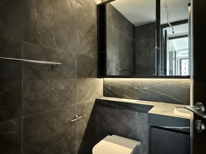 Hyll on Holland, 95 Holland Road, 3 Bedrooms, 1,055 sqft, Condominium For Rent, by Jasmine Tan, 25193670 - Master Bathroom - PropertyGuru.com.sg