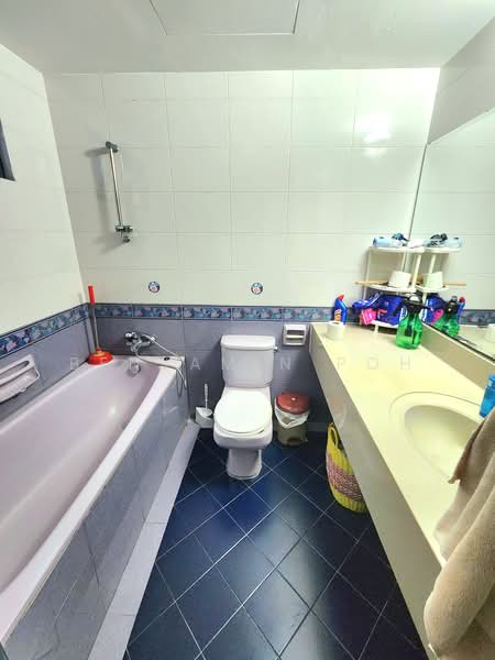 Chiltern Park, 131 Serangoon Avenue 3, 3 Bedrooms, 1,518 sqft, Condominium For Sale, by Benjamin Poh, 25196940 - Master Toilet - PropertyGuru.com.sg