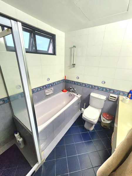 Chiltern Park, 131 Serangoon Avenue 3, 3 Bedrooms, 1,518 sqft, Condominium For Sale, by Benjamin Poh, 25196940 - Master Toilet - PropertyGuru.com.sg