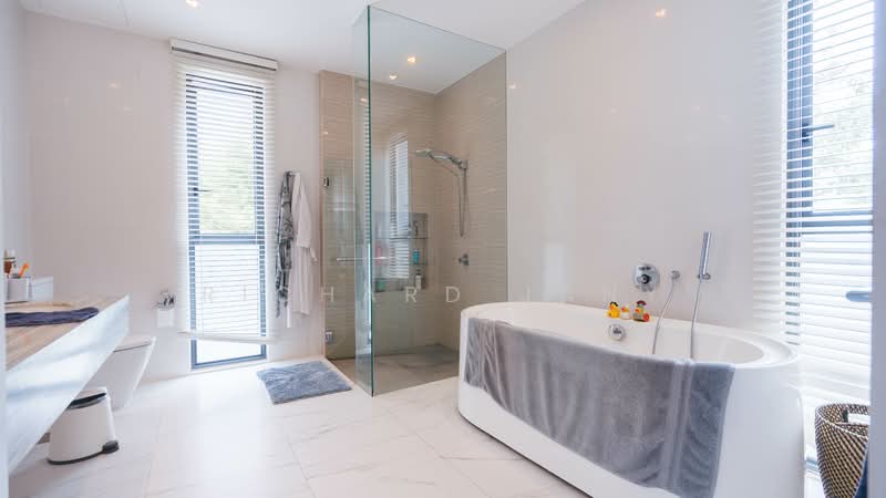 ★ Central Chatsworth GC Bungalow: Pool, Patio, Greenery, Near MRT, Shops, Chatsworth Park, Nassim, Cluny Hill, Bukit Timah, 5 Bedrooms, 7,000 sqft, Good Class Bungalow For Rent, by Richard Jany, 25207026 - Master Bath - PropertyGuru.com.sg