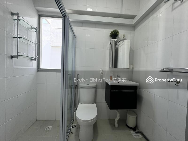 Spacious Master BedRoom with Clean Ensuite Bath 