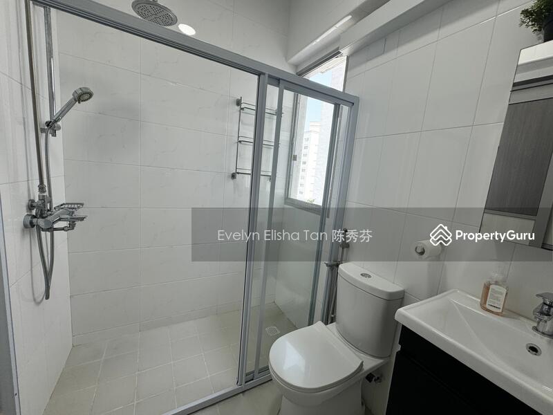 Spacious Master BedRoom with Clean Ensuite Bath 