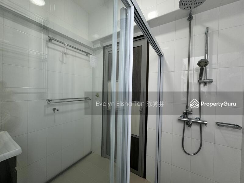 Spacious Master BedRoom with Clean Ensuite Bath 