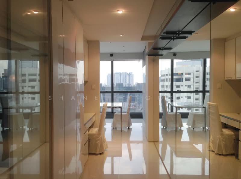 High Street Centre, 1 North Bridge Road, 1 Bedroom, 560 sqft, Apartment For Rent, by Shanelle Gooi 魏燕虹, 25210551 - Bright hallway with plenty of built-in storage cabinets and working desk - PropertyGuru.com.sg
