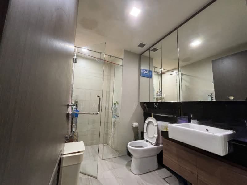 Jade Residences, 5 Lew Lian Vale, 2 Bedrooms, 1,033 sqft, Apartment For Rent, by Hani Lim, 25211534 - Bathroom - PropertyGuru.com.sg