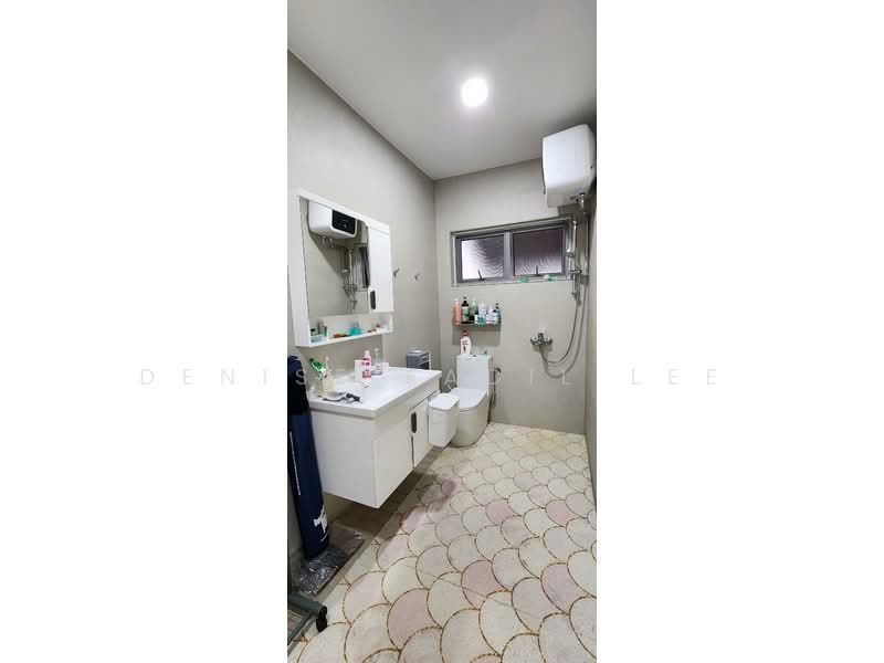 Foh Pin Garden, 21C Charlton Lane, 4 Bedrooms, 1,873 sqft, Corner Terrace For Rent, by Denise Fadil Lee, 25211554 - Master Bathroom. - PropertyGuru.com.sg