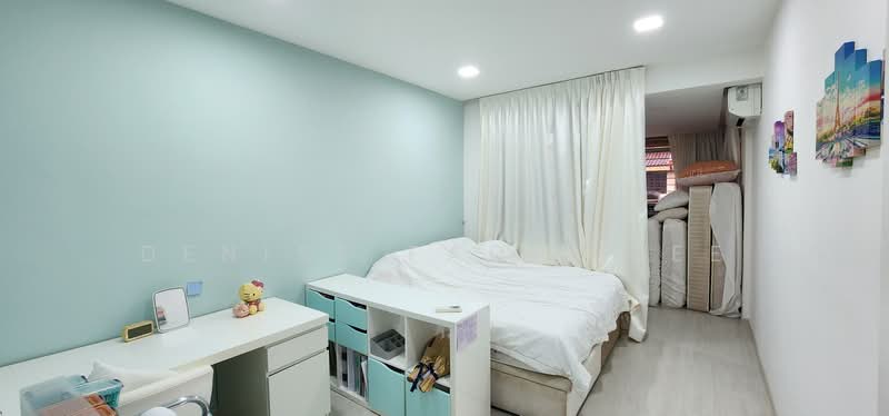 Foh Pin Garden, 21C Charlton Lane, 4 Bedrooms, 1,873 sqft, Corner Terrace For Rent, by Denise Fadil Lee, 25211554 - Bedroom 2 with walk-in wardrobe. - PropertyGuru.com.sg
