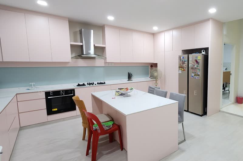 Foh Pin Garden, 21C Charlton Lane, 4 Bedrooms, 1,873 sqft, Corner Terrace For Rent, by Denise Fadil Lee, 25211554 - Spacious Kitchen. - PropertyGuru.com.sg