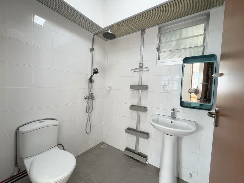 212A Punggol Walk, 212A Punggol Walk, 3 Bedrooms, 1,001 sqft, HDB Flat For Rent, by Randy Lee, 25213111 - common bathroom - PropertyGuru.com.sg
