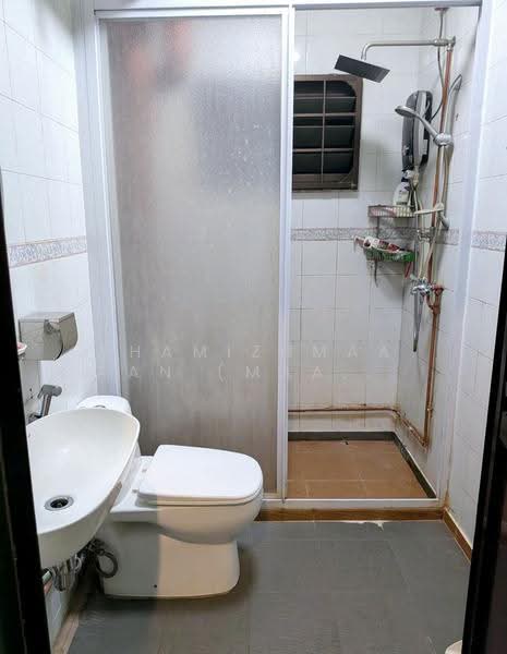 699B Hougang Street 52, 699B Hougang Street 52, Hougang / Punggol / Sengkang, 2 Bedrooms, 1,076 sqft, HDB Flat For Rent, by Thamizhmaaran (Maaran), 25225692 - Common toilet - PropertyGuru.com.sg