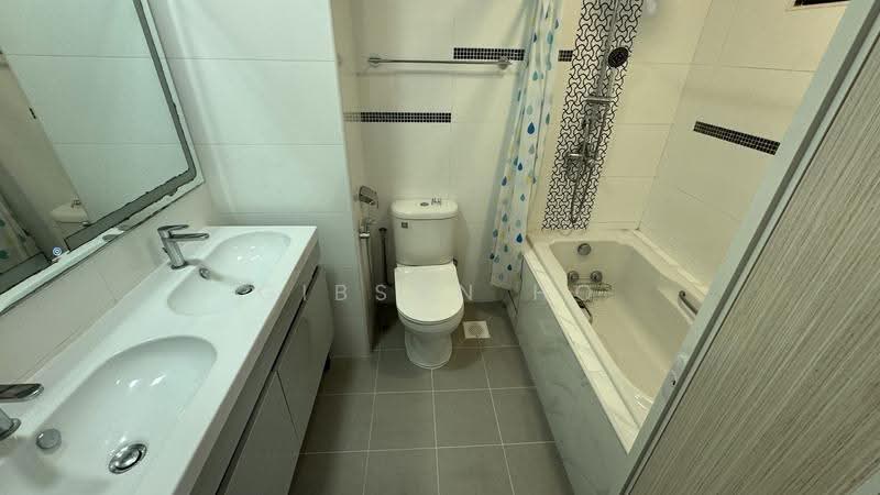Regentville, 4 Hougang Street 92, Hougang / Punggol / Sengkang, 2 Bedrooms, 1,163 sqft, Condominium For Rent, by Gibson Ho, 25227354 - Bathroom - PropertyGuru.com.sg