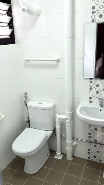 405 Hougang Avenue 10, 405 Hougang Avenue 10, Room Rental, 170 sqft, HDB Flat For Rent, by Gideon Chia, 25229158 - Master Toilet - PropertyGuru.com.sg