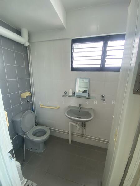 111 Tampines Street 11, 111 Tampines Street 11, 3 Bedrooms, 1,108 sqft, HDB Flat For Rent, by Shazlie Shah, 25237914 - Common Bathroom - PropertyGuru.com.sg