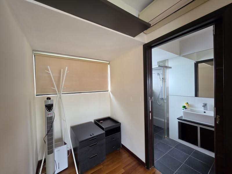 Viva Vista, 3 South Buona Vista Road, Buona Vista / West Coast / Clementi New Town, 2 Bedrooms, 883 sqft, Apartment For Sale, by Jaime Lim, 25238580 - Bedroom 2 w shared toilet - PropertyGuru.com.sg