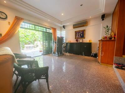 For Sale - Prime Locale! Wide Frontage! Meyer Road 2.5 Storey Semi-Detached! Call 96255221 To View!