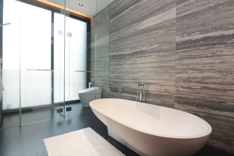 One Tree Hill Collection, One Tree Hill Road, 7 Bedrooms, 5,500 sqft, Semi-Detached House For Rent, by Douglas Quah, 25260357 - One Tree Hill hotel style master bath - PropertyGuru.com.sg