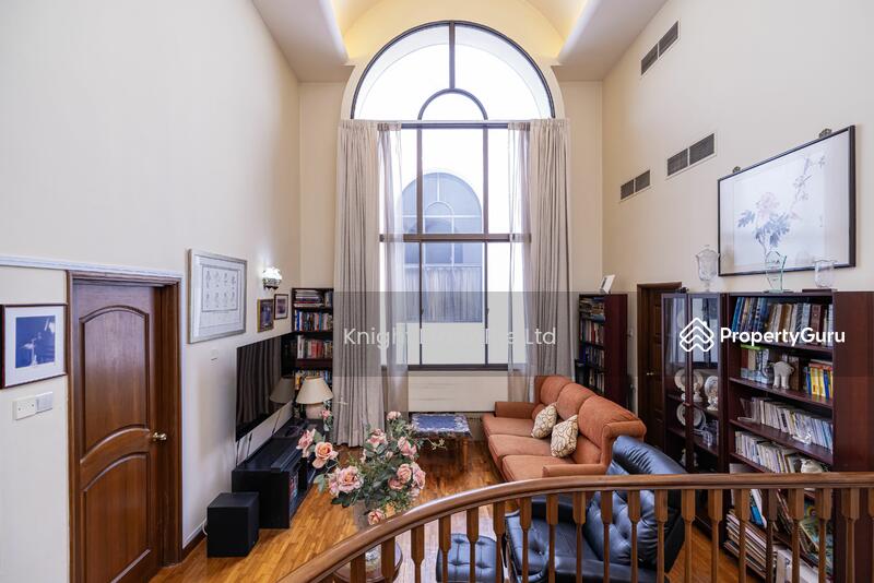 High ceiling family area 