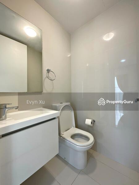 Powder room / guest washroom