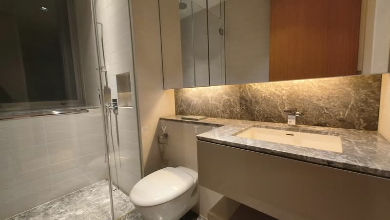 Hilltops, 101 Cairnhill Circle, 2 Bedrooms, 1,335 sqft, Condominium For Sale, by CY Tan, 25279435 - Common bathroom - PropertyGuru.com.sg